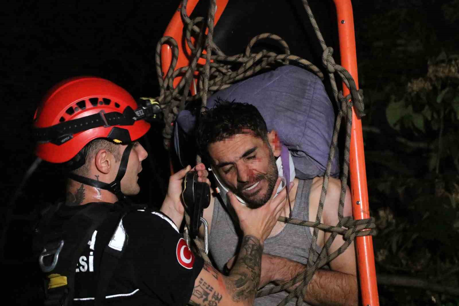 25 metreden kayalık alana düştü, 2 saatlik operasyonla kurtarıldı