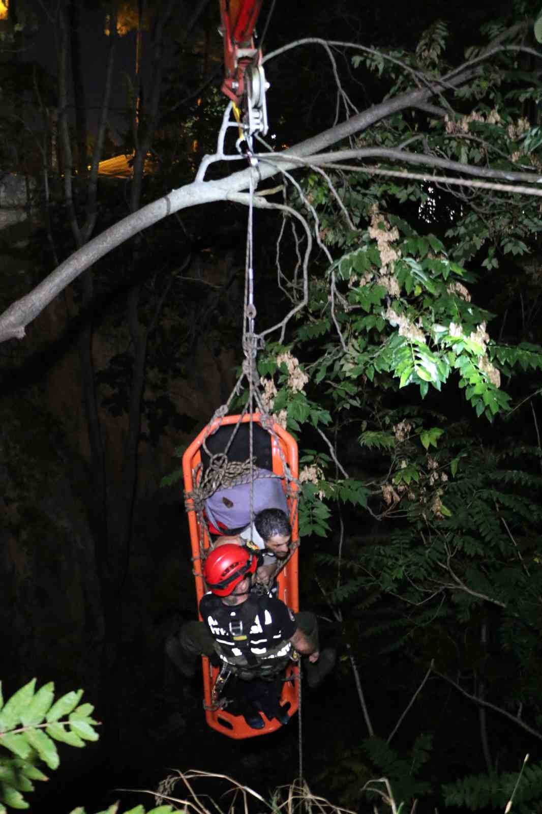 25 metreden kayalık alana düştü, 2 saatlik operasyonla kurtarıldı
