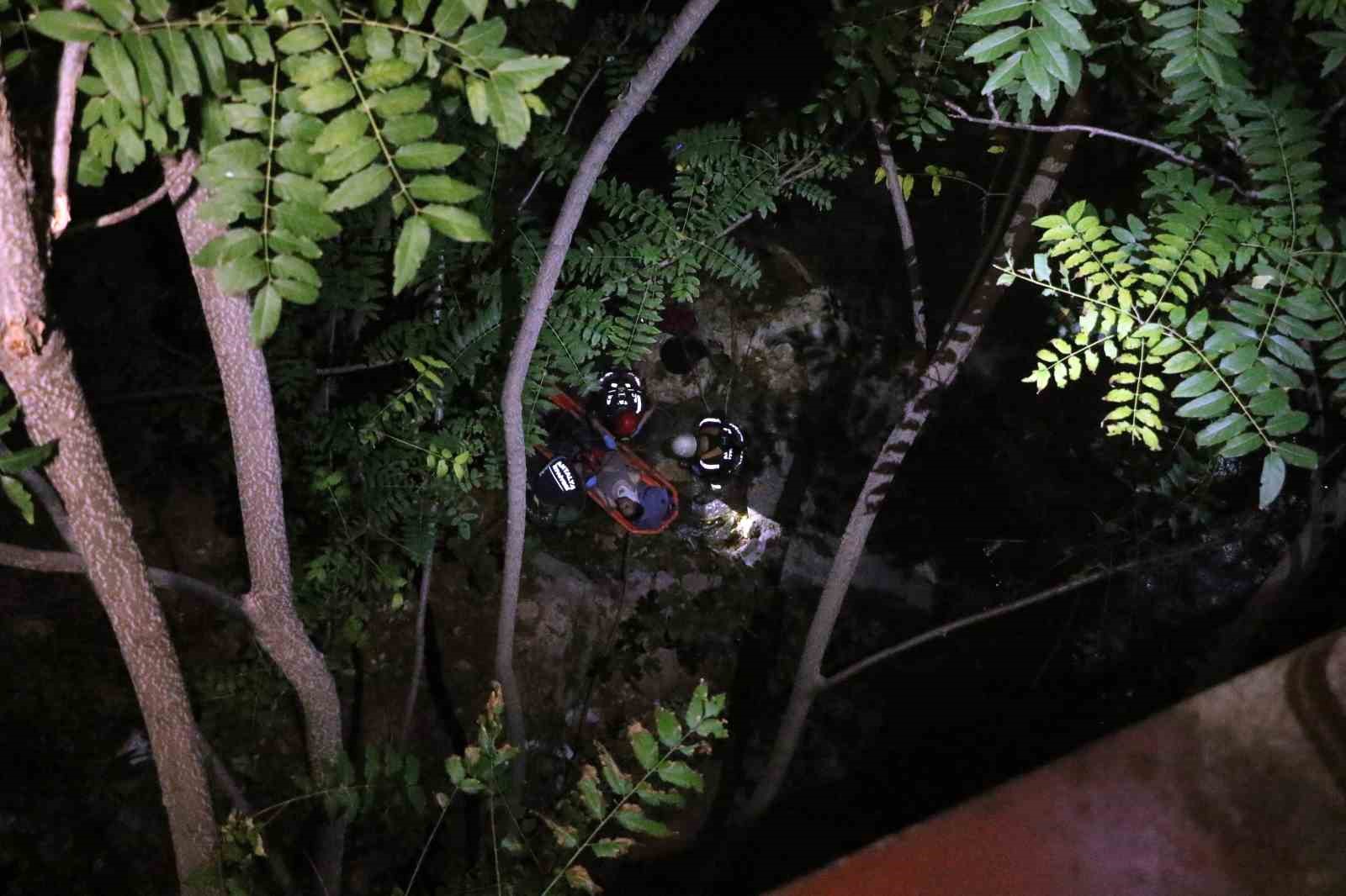 25 metreden kayalık alana düştü, 2 saatlik operasyonla kurtarıldı
