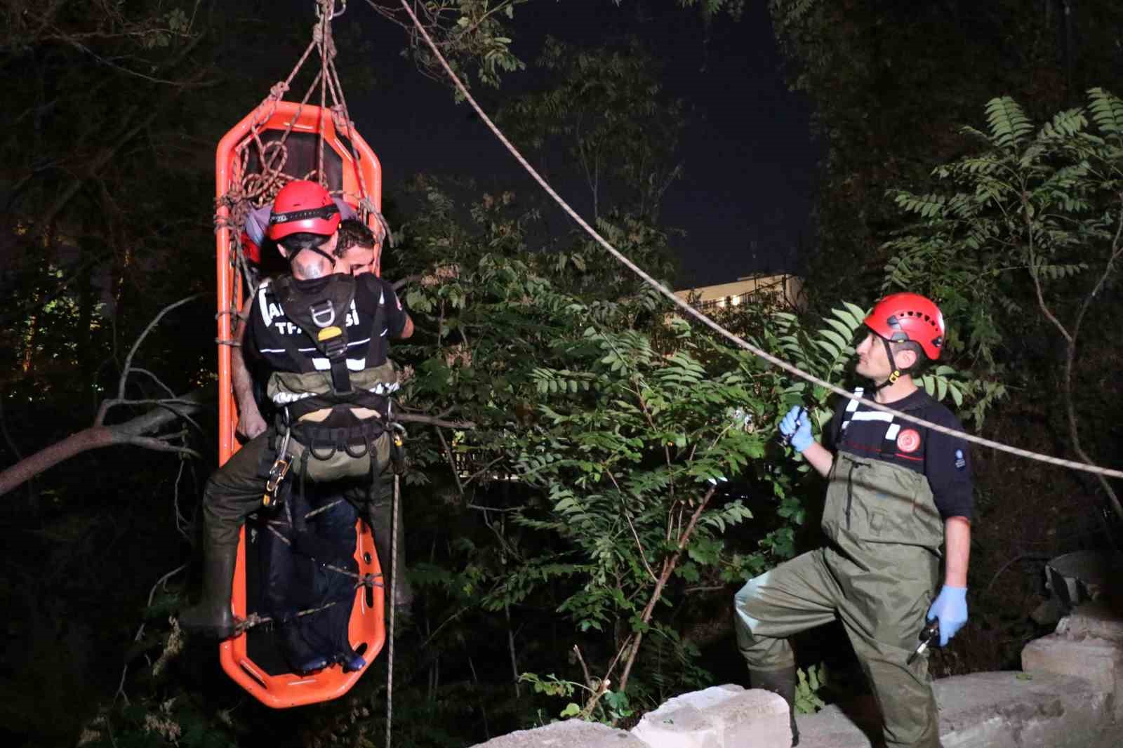 25 metreden kayalık alana düştü, 2 saatlik operasyonla kurtarıldı