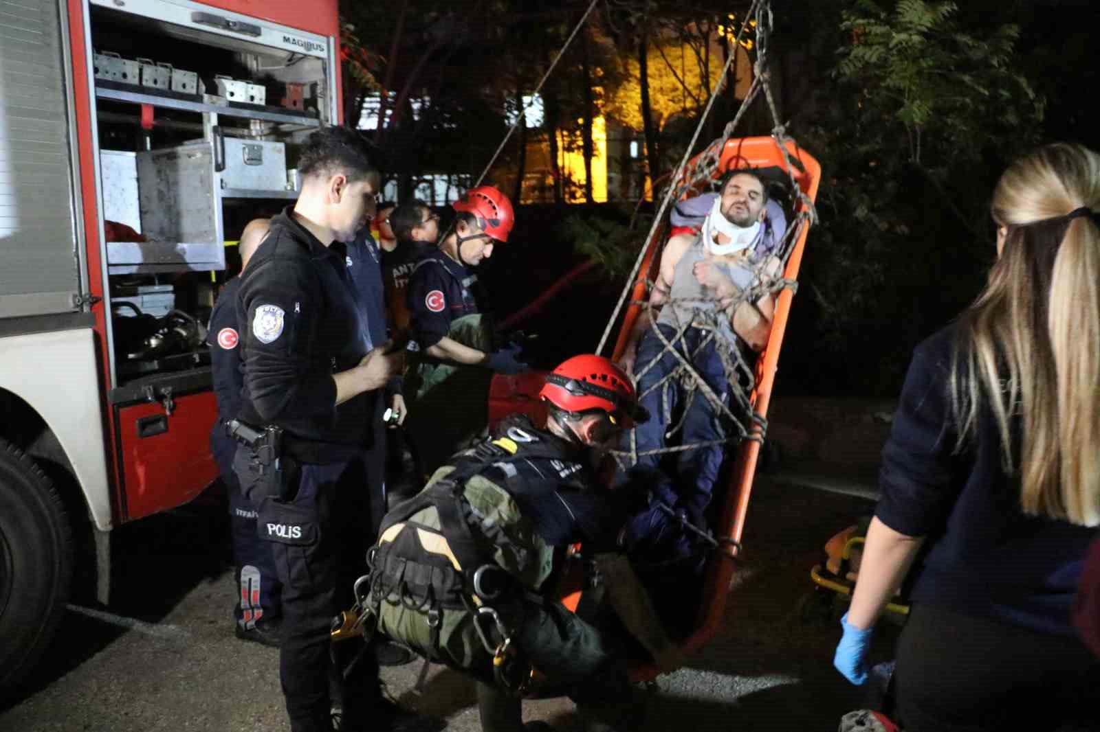 25 metreden kayalık alana düştü, 2 saatlik operasyonla kurtarıldı