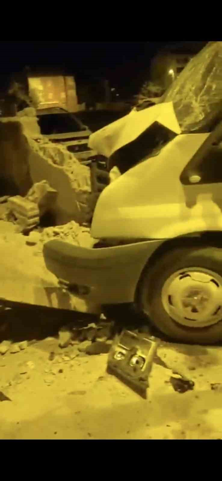 Muş’ta pikap bahçe duvarına çarptı: 6 yaralı