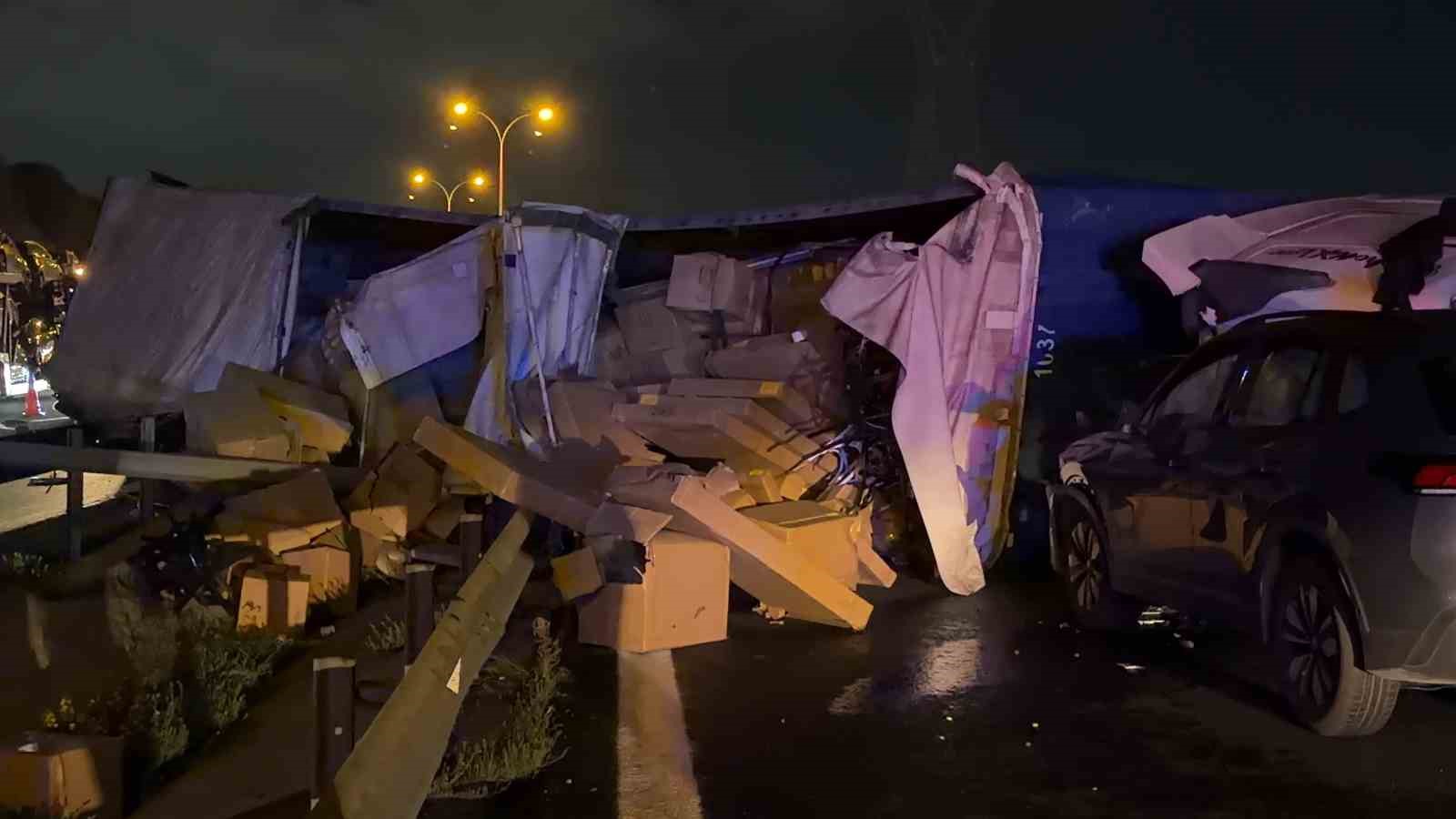 TEM’de feci ölüm: Kullandığı tırın altında kalan sürücü hayatını kaybetti, 2 yaralı