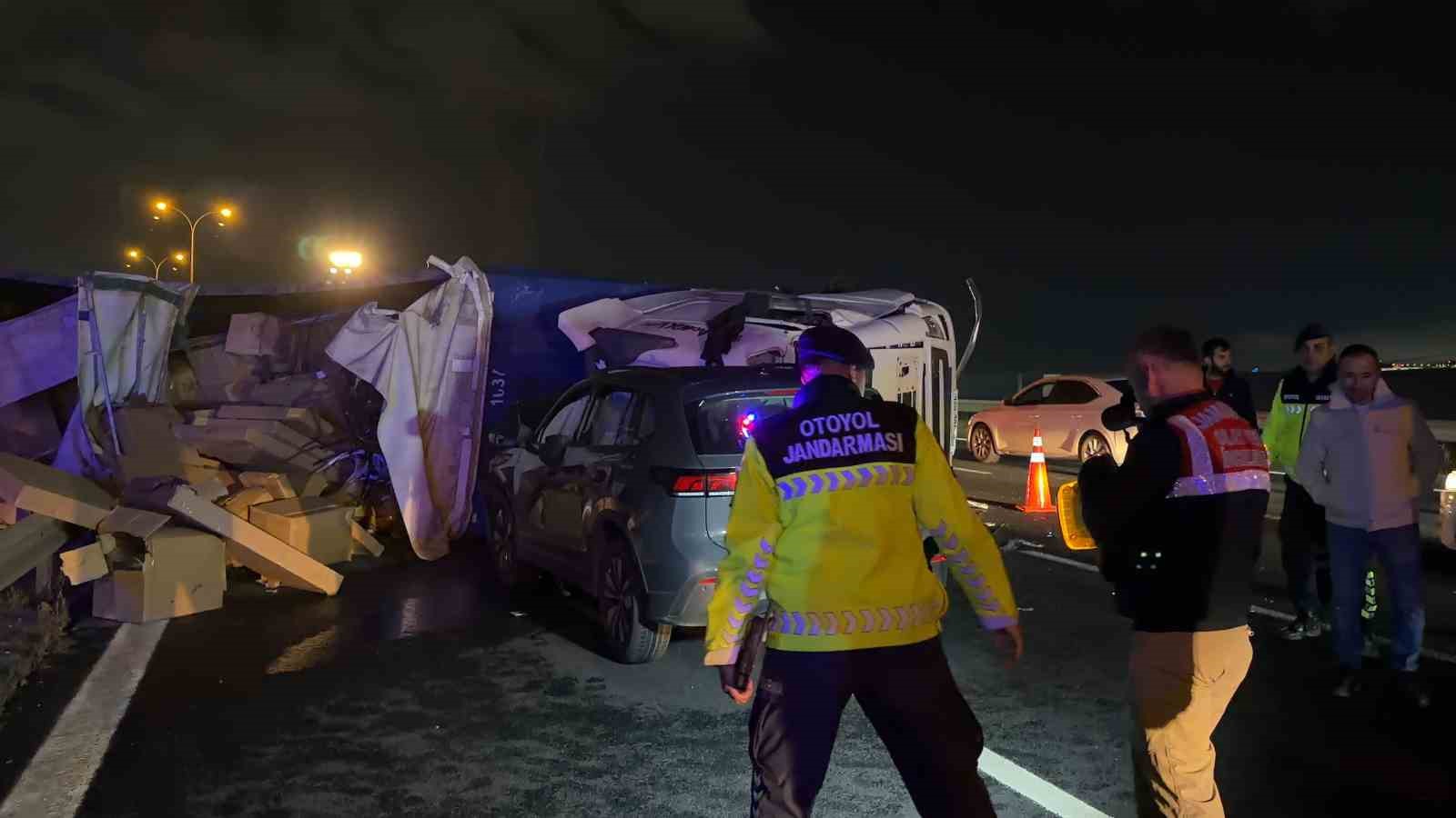 TEM’de feci ölüm: Kullandığı tırın altında kalan sürücü hayatını kaybetti, 2 yaralı