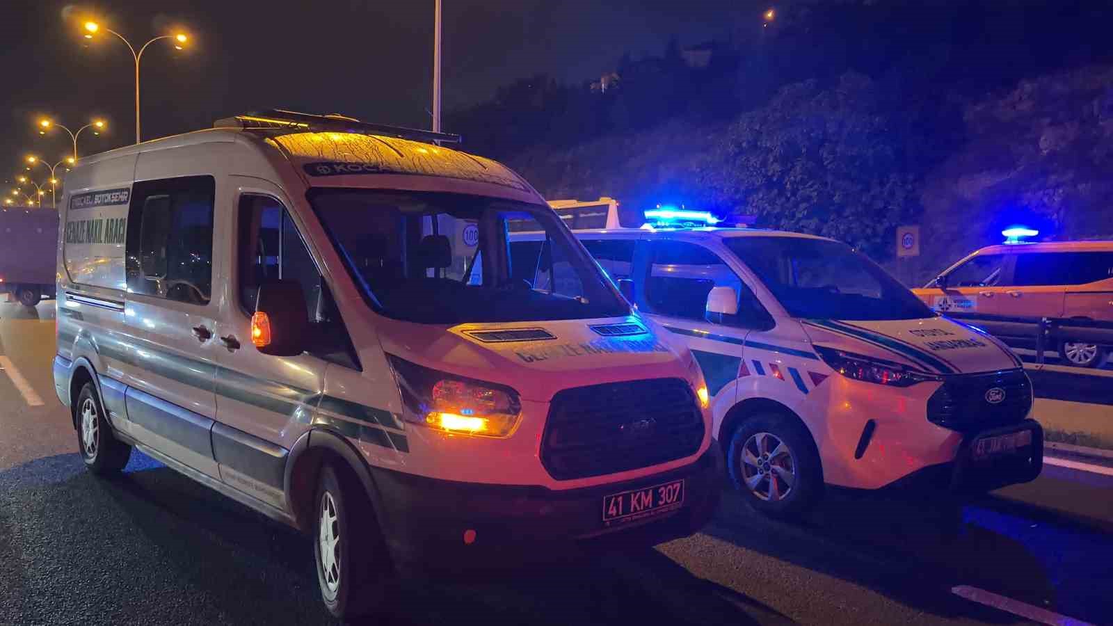 TEM’de feci ölüm: Kullandığı tırın altında kalan sürücü hayatını kaybetti, 2 yaralı