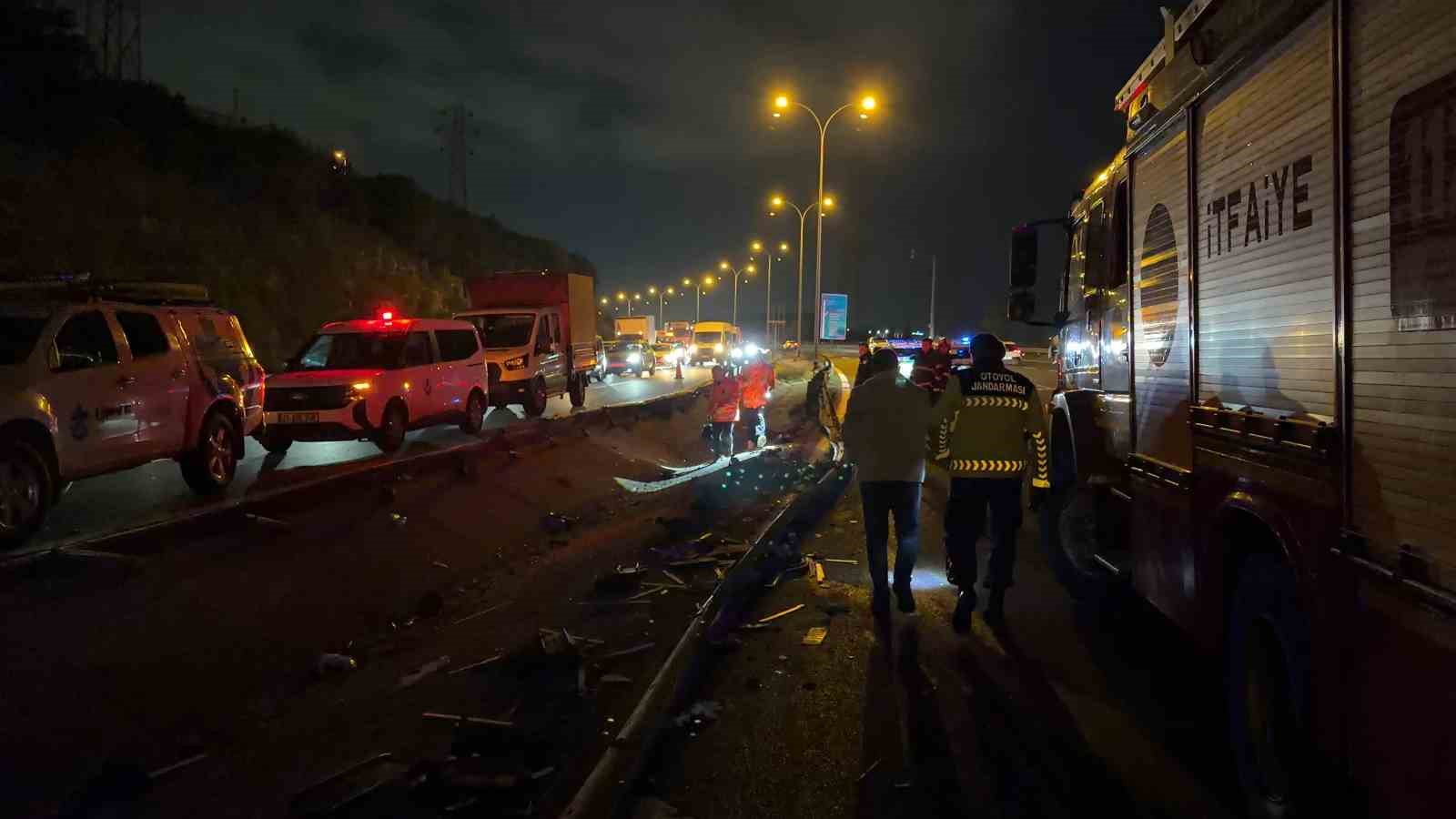 TEM’de feci ölüm: Kullandığı tırın altında kalan sürücü hayatını kaybetti, 2 yaralı
