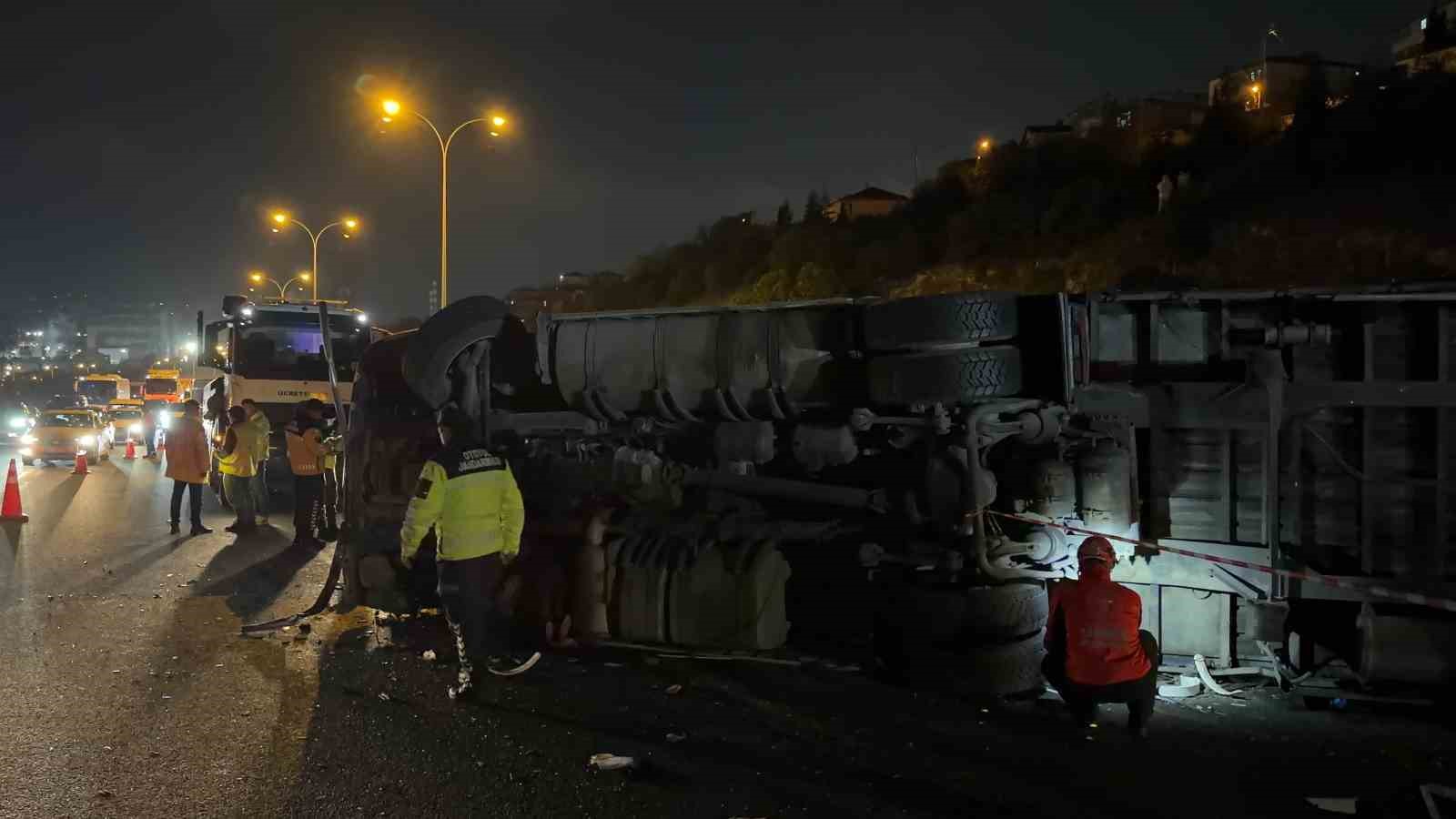 TEM’de feci ölüm: Kullandığı tırın altında kalan sürücü hayatını kaybetti, 2 yaralı