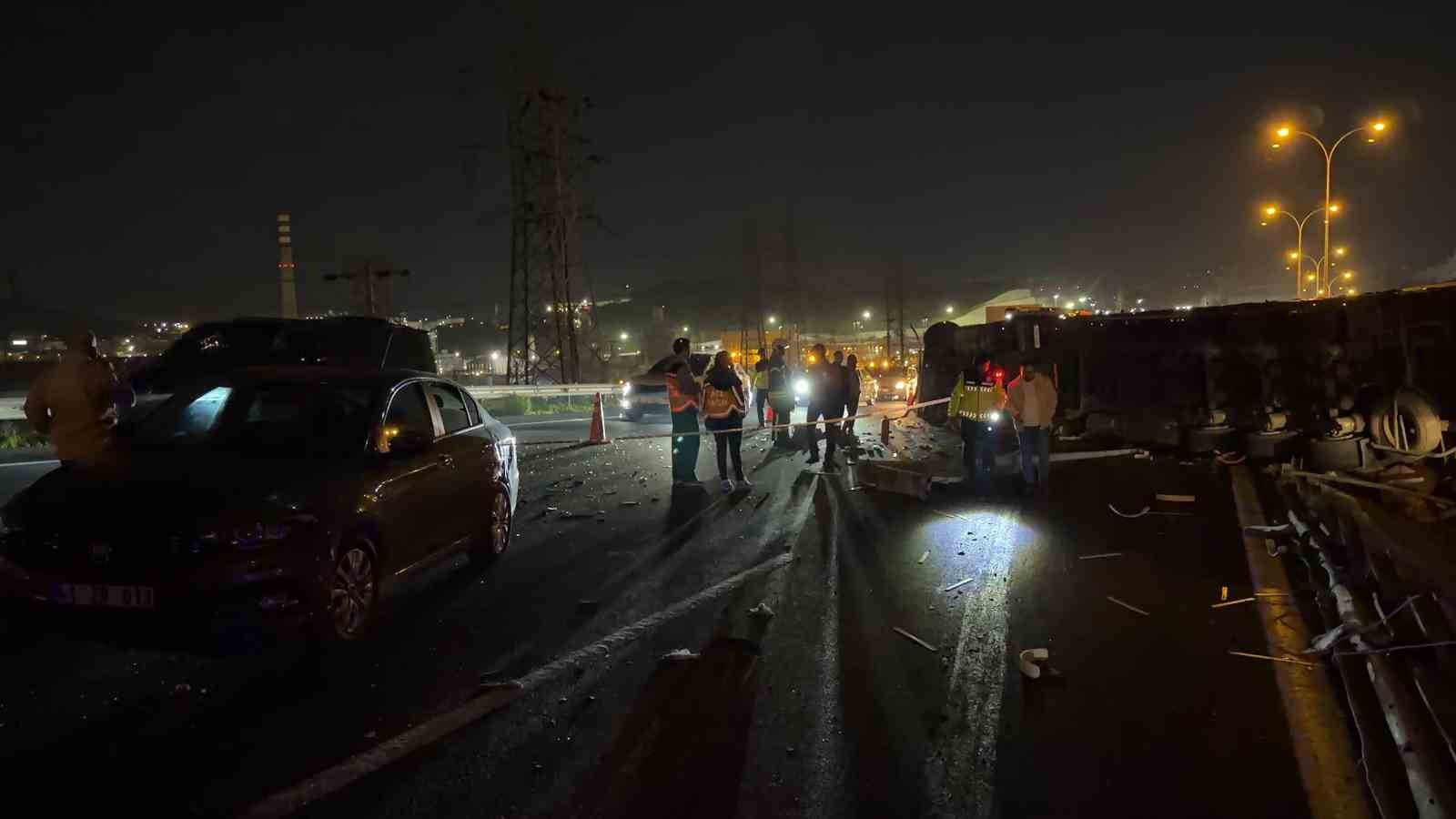 TEM’de feci ölüm: Kullandığı tırın altında kalan sürücü hayatını kaybetti, 2 yaralı