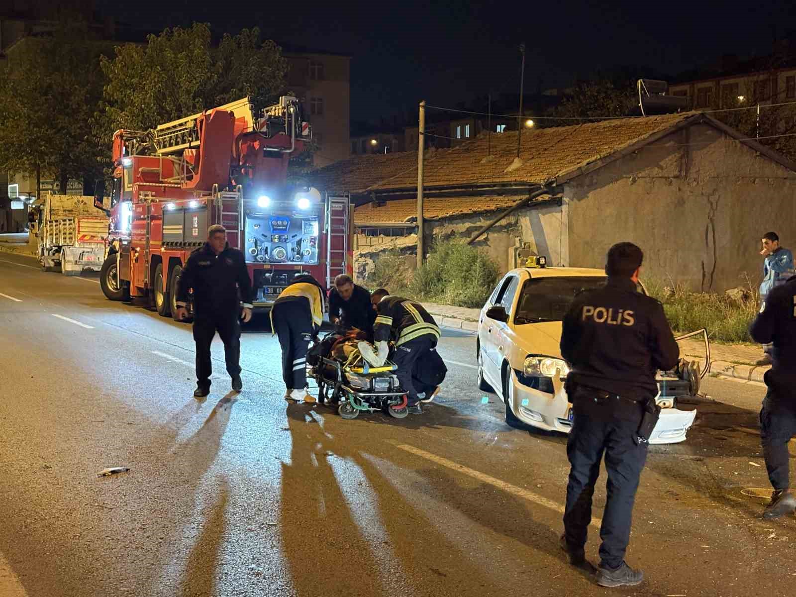 Ağaca çarpan otomobilde sıkışan sürücüyü itfaiye ekipleri kurtardı: 1 yaralı