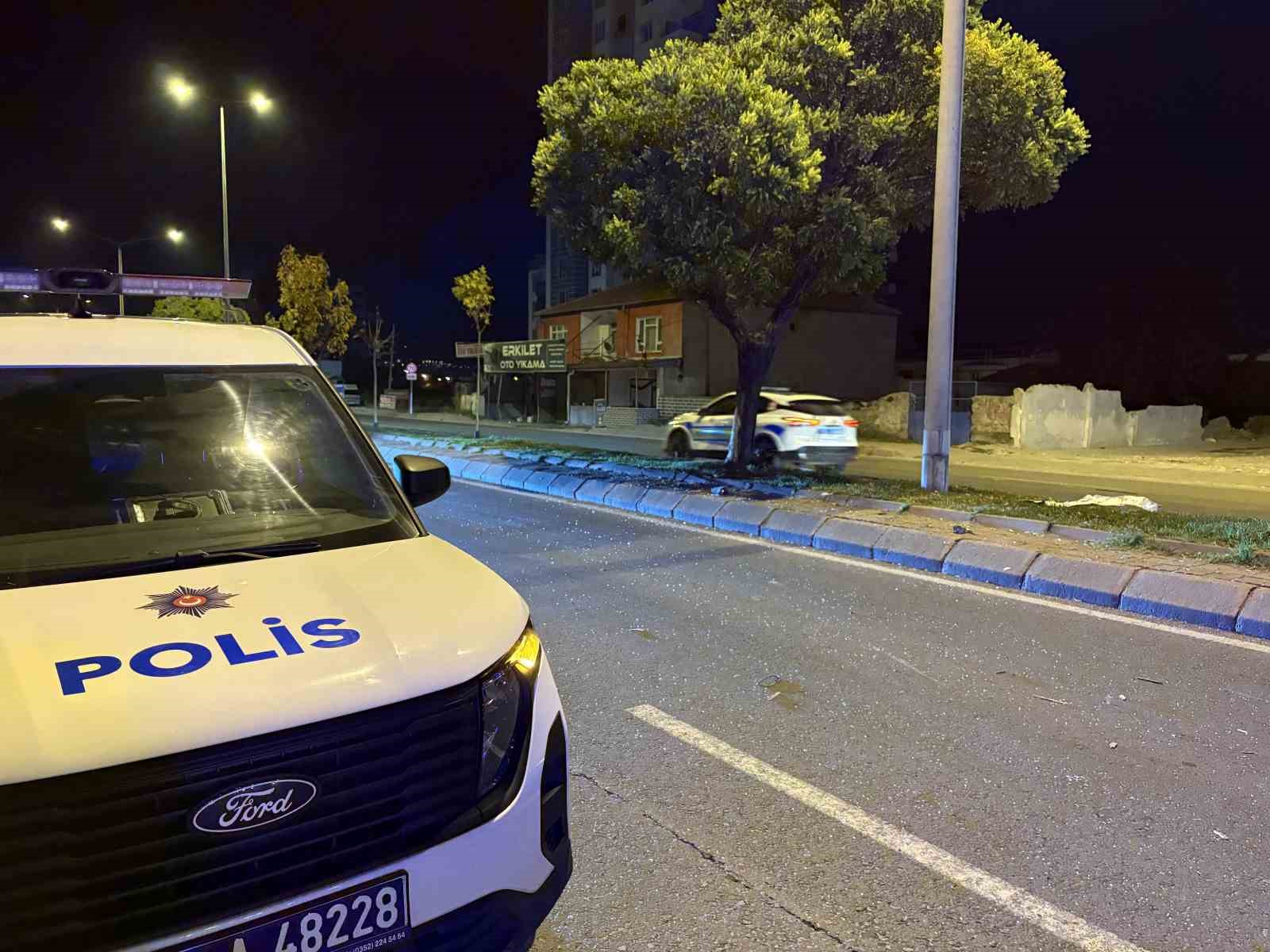 Ağaca çarpan otomobilde sıkışan sürücüyü itfaiye ekipleri kurtardı: 1 yaralı