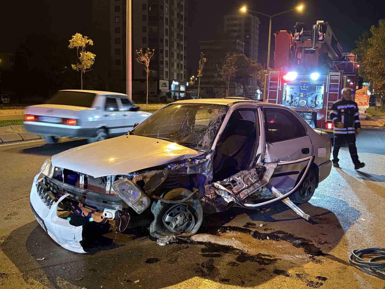 Ağaca çarpan otomobilde sıkışan sürücüyü itfaiye ekipleri kurtardı: 1 yaralı