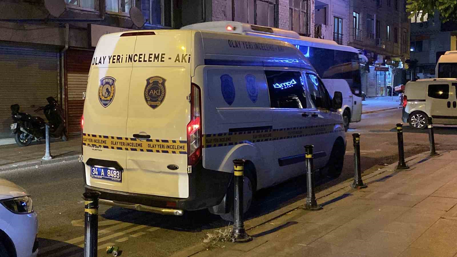 Zeytinburnu’nda iki grup arasındaki silahlı kavgada ev ve iş yerlerine mermi isabet etti