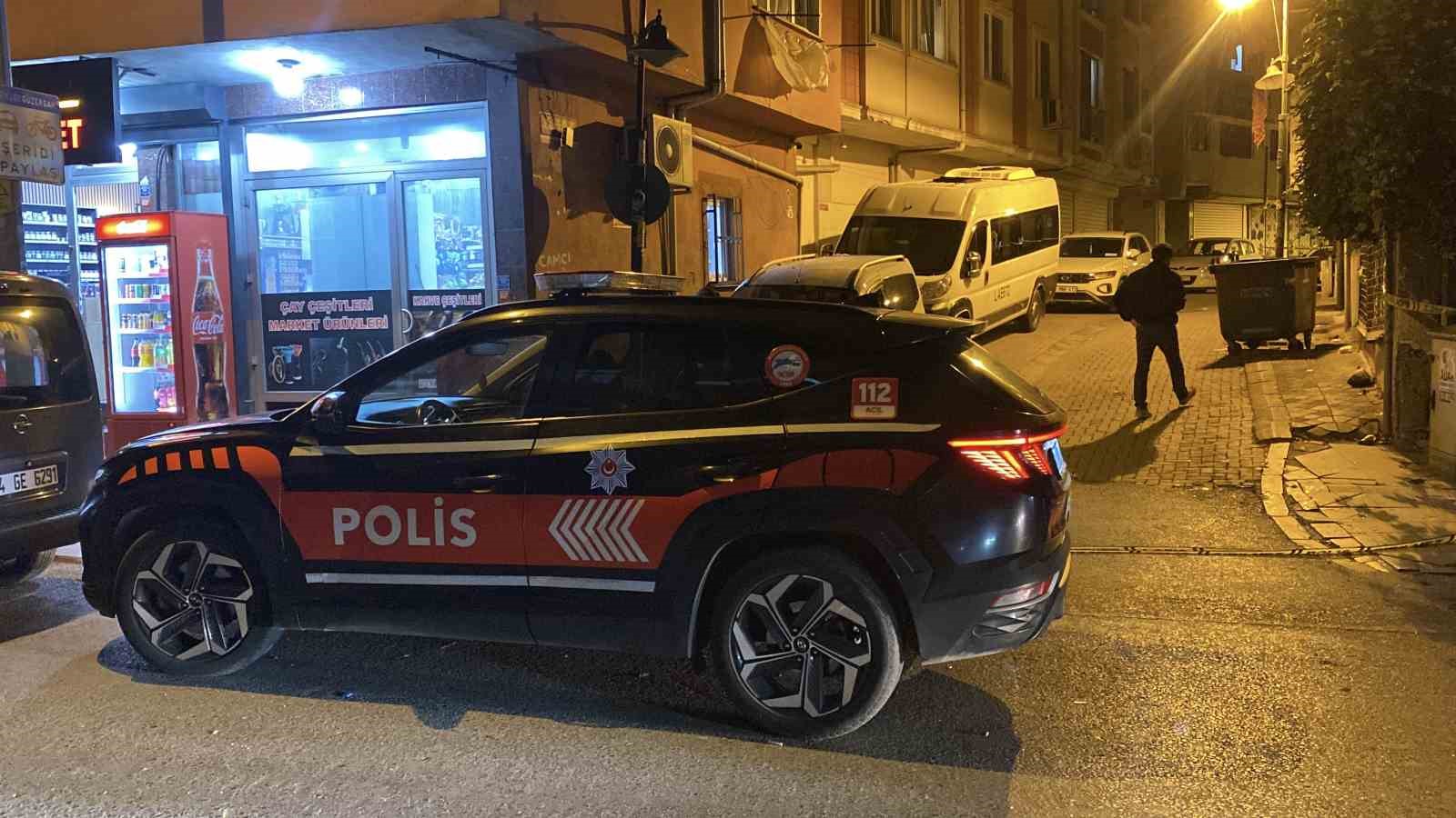 Zeytinburnu’nda iki grup arasındaki silahlı kavgada ev ve iş yerlerine mermi isabet etti