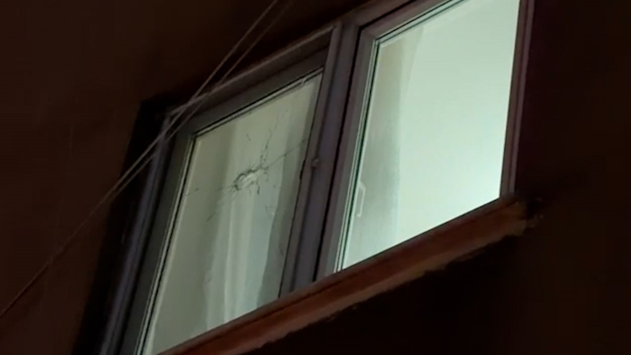 Zeytinburnu’nda iki grup arasındaki silahlı kavgada ev ve iş yerlerine mermi isabet etti