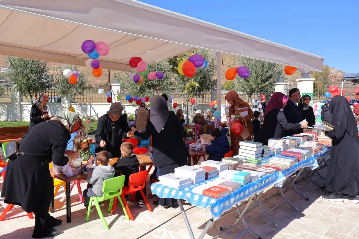 Bayburt’ta minik öğrenciler kumbaralarındaki harçlıklarla kitap aldı