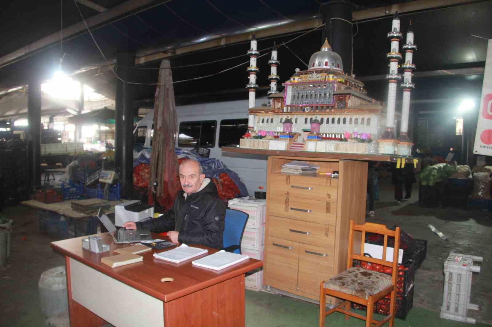 Hobi amacıyla başladı, 400 kiloluk cami maketi yaptı