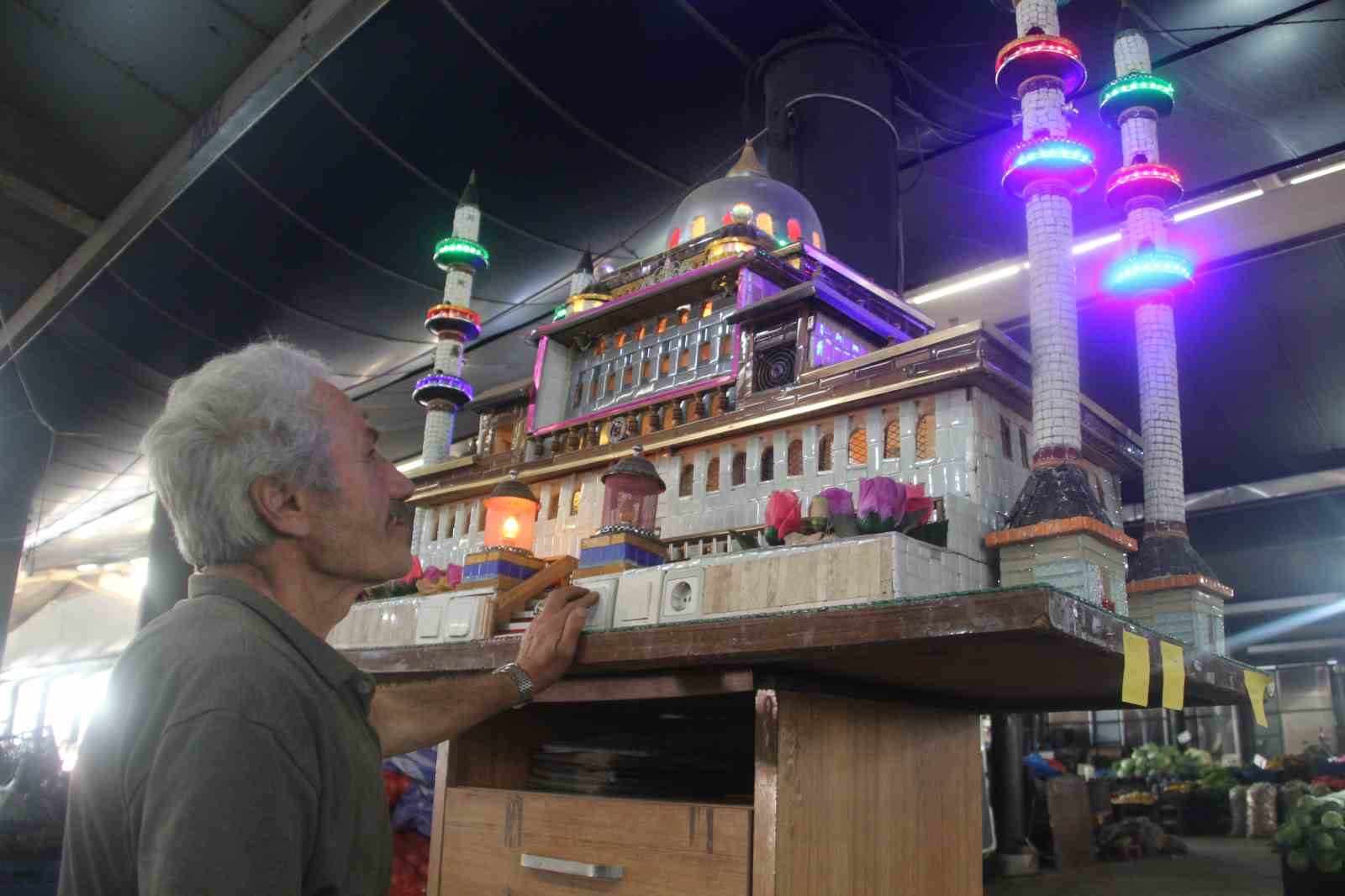 Hobi amacıyla başladı, 400 kiloluk cami maketi yaptı