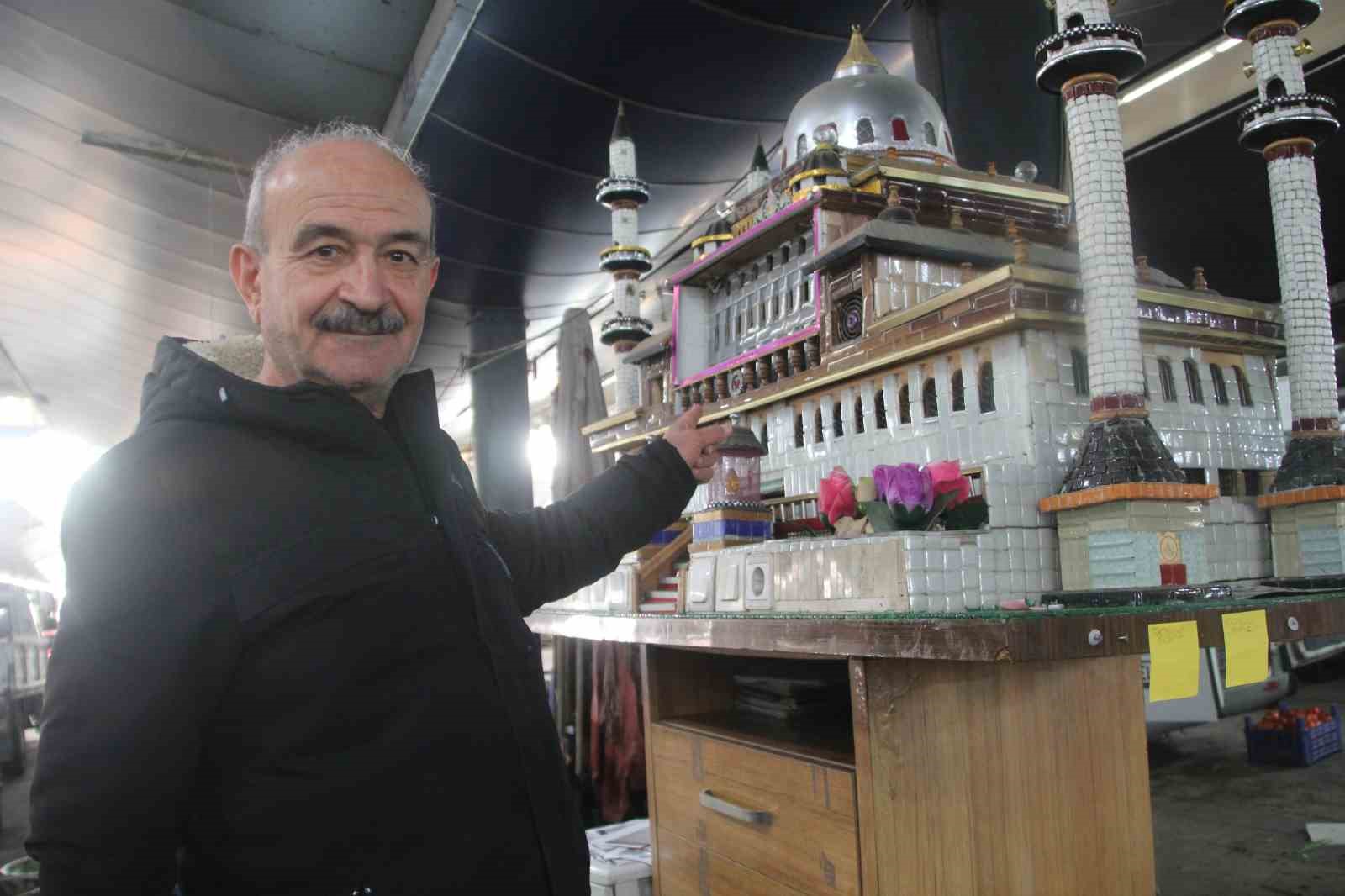 Hobi amacıyla başladı, 400 kiloluk cami maketi yaptı