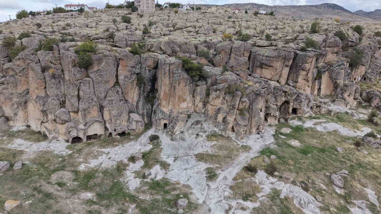 Aksaray’ın Manastır Vadisi kayadan oyma evleri ve doğal güzellikleriyle ilgi çekiyor