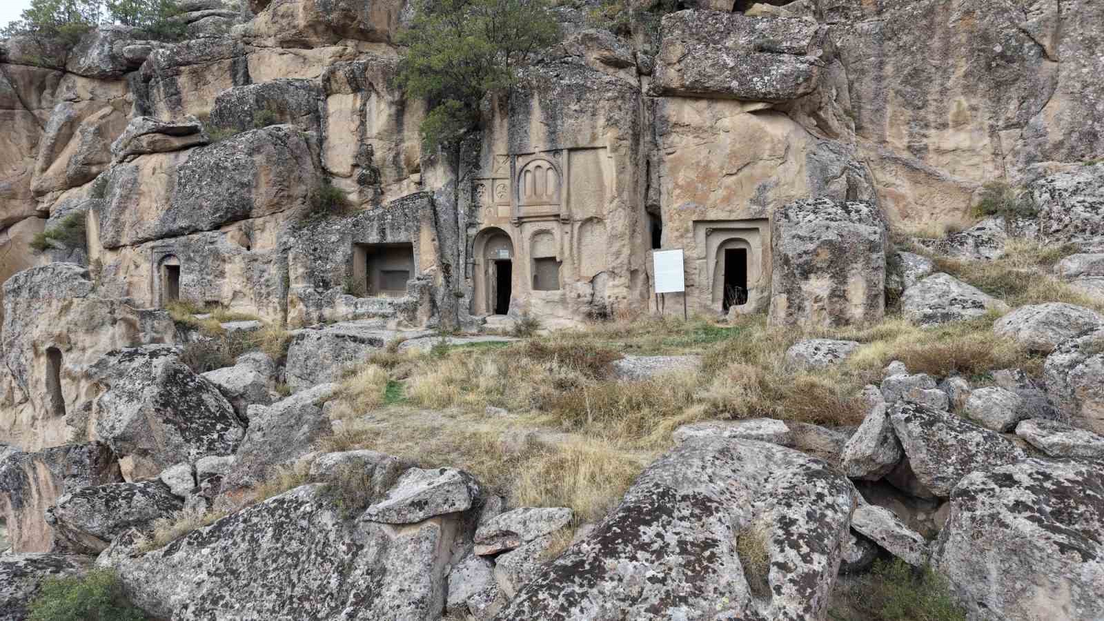 Aksaray’ın Manastır Vadisi kayadan oyma evleri ve doğal güzellikleriyle ilgi çekiyor