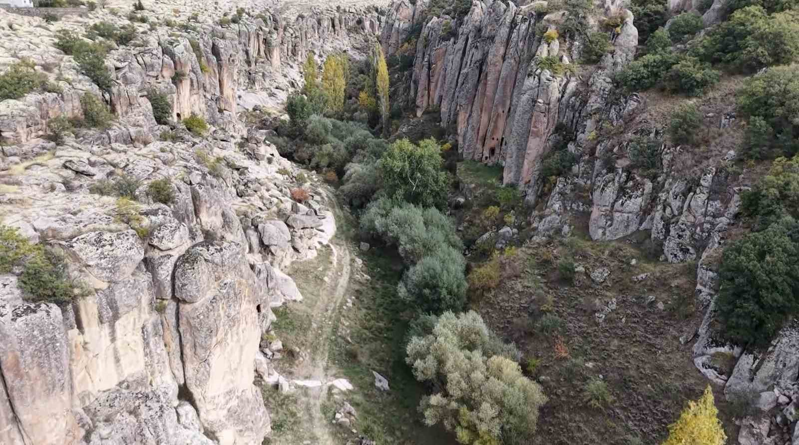 Aksaray’ın Manastır Vadisi kayadan oyma evleri ve doğal güzellikleriyle ilgi çekiyor