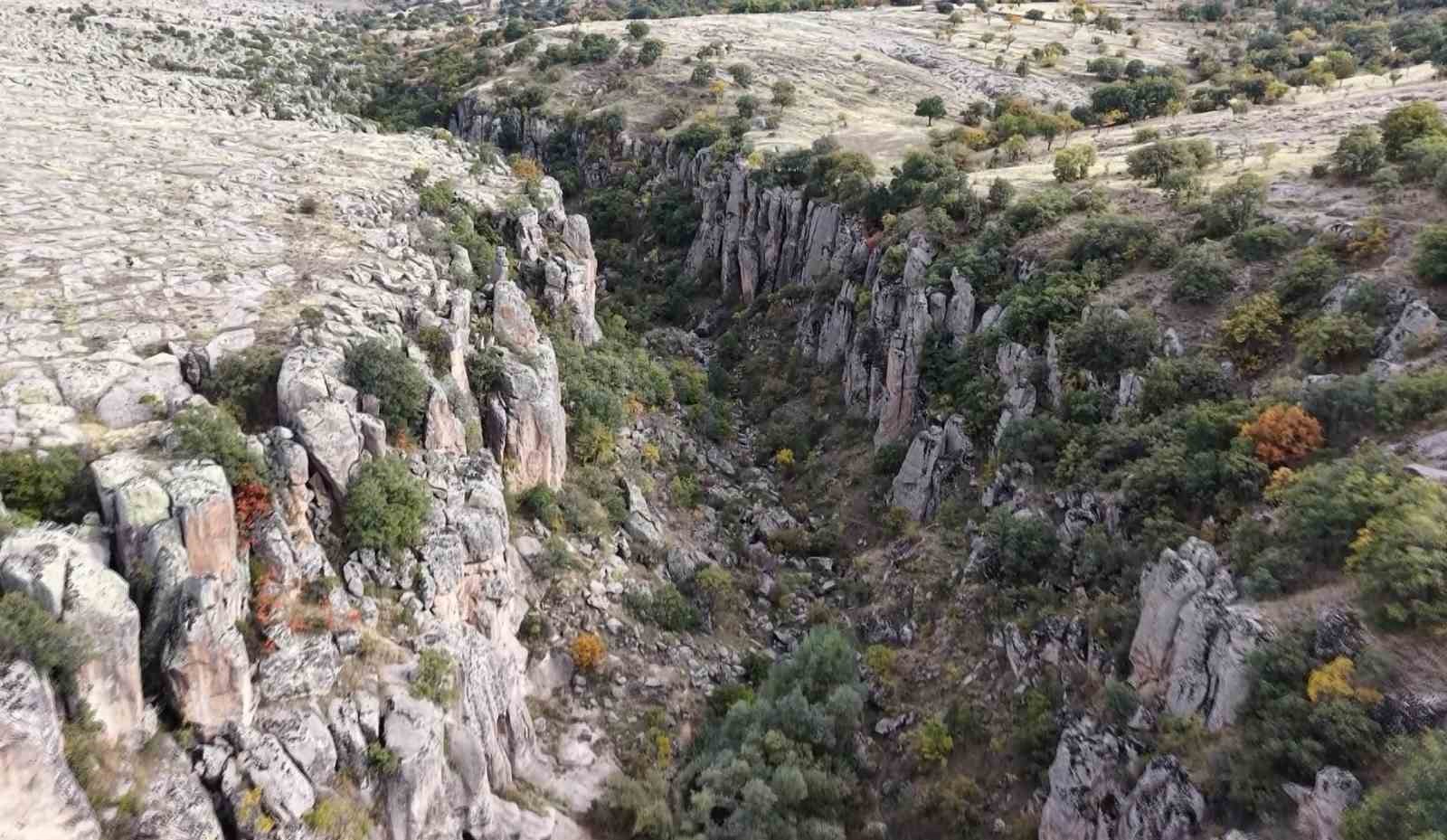 Aksaray’ın Manastır Vadisi kayadan oyma evleri ve doğal güzellikleriyle ilgi çekiyor