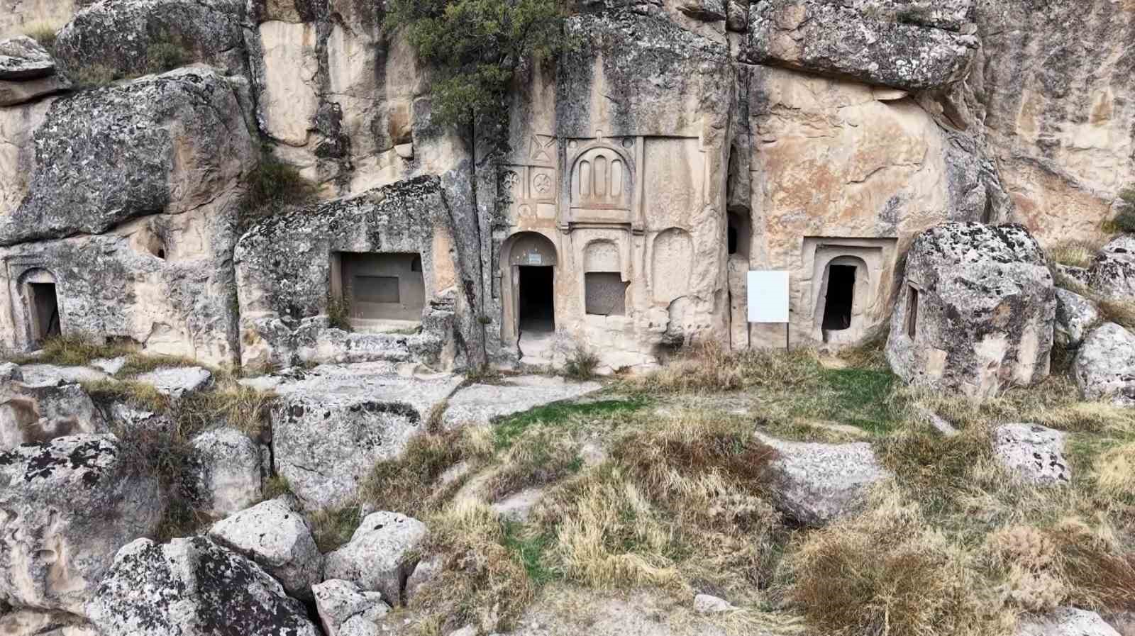 Aksaray’ın Manastır Vadisi kayadan oyma evleri ve doğal güzellikleriyle ilgi çekiyor