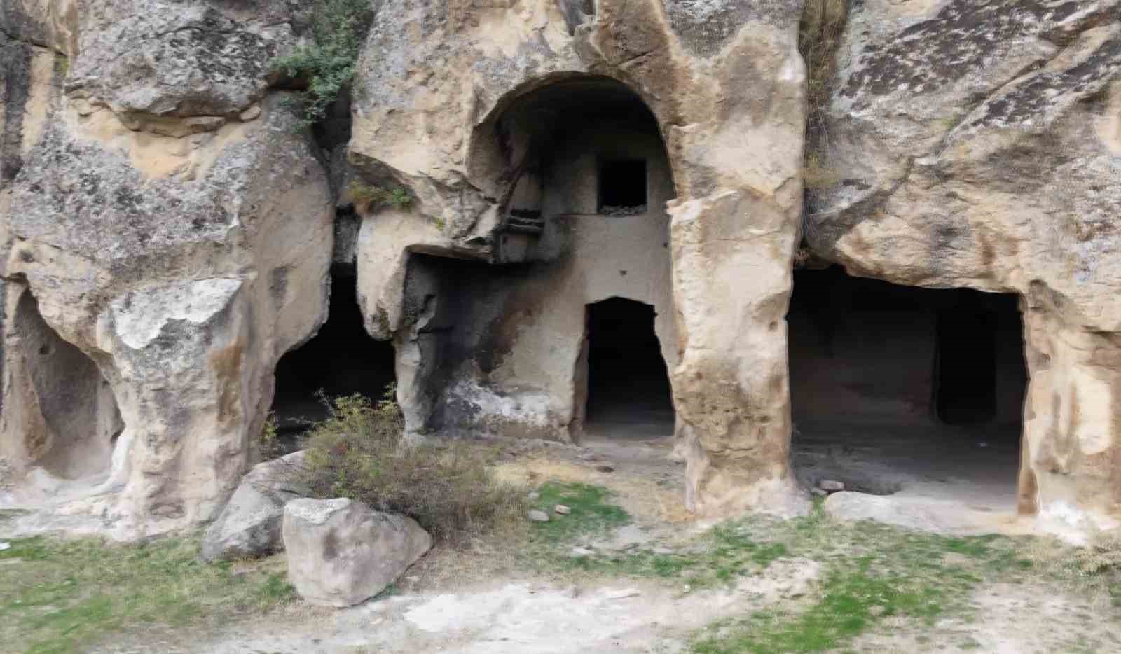 Aksaray’ın Manastır Vadisi kayadan oyma evleri ve doğal güzellikleriyle ilgi çekiyor