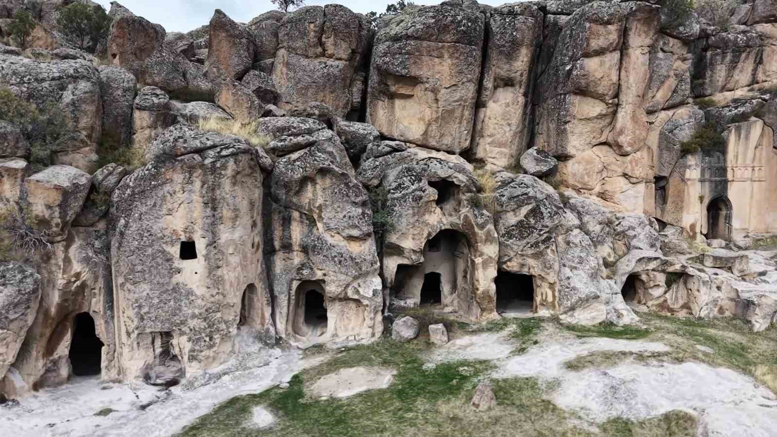 Aksaray’ın Manastır Vadisi kayadan oyma evleri ve doğal güzellikleriyle ilgi çekiyor
