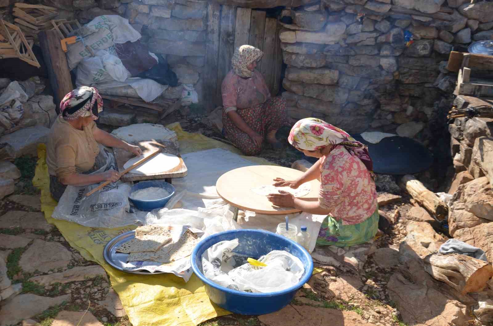 Yörüklerin Toroslar’dan sahile dönüş yolculuğu başladı
