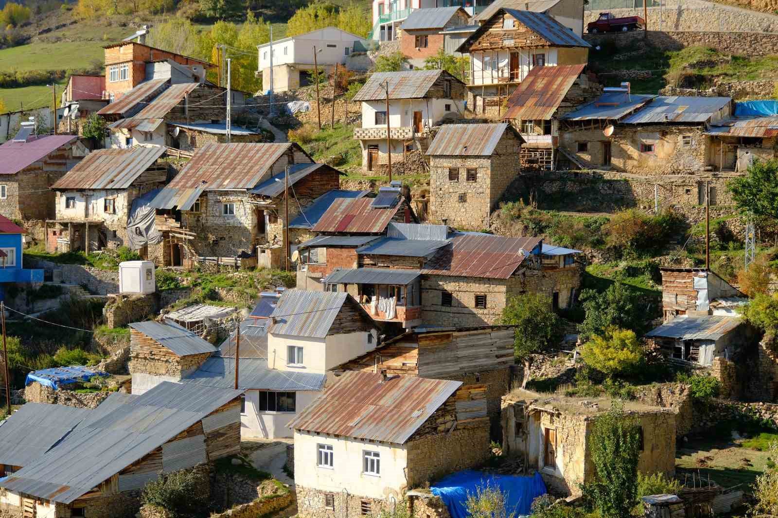 Gümüşhane’de sarıdan kızıla mest eden manzaralar