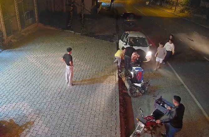 Otomobille çarpışan motosikletli metrelerce sürüklendi