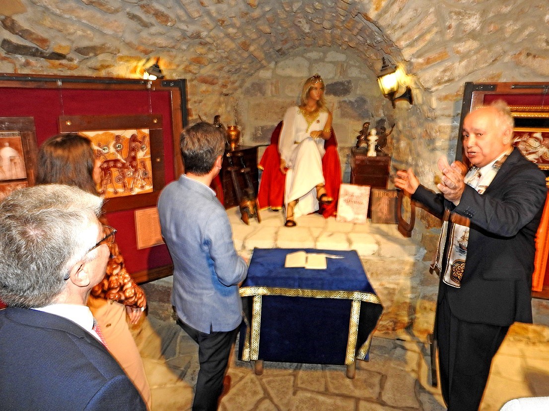 Ali Rıza İşipek’in "Homeros ve Troya" sergisi Çeşme Kalesi’nde açıldı