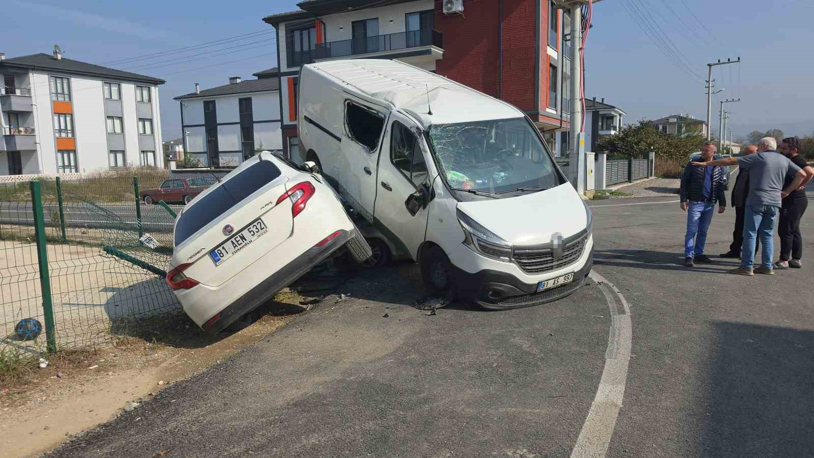 Otomobilin çarptığı minibüs park halindeki aracın üzerine çıktı: 3 yaralı
