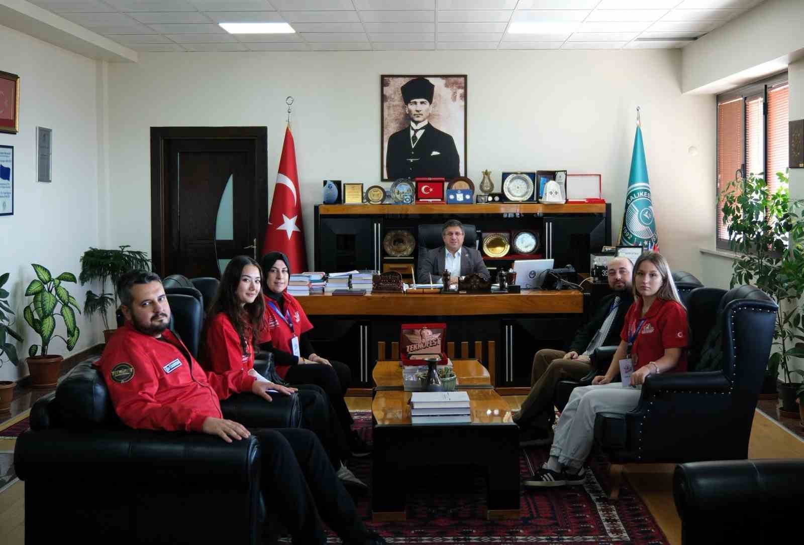 TEKNOFEST’te üçüncülük ödülü getiren projeye Rektör Oğurlu’dan tebrik