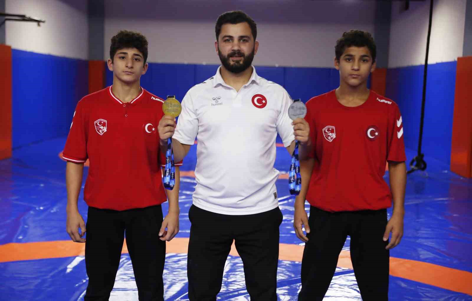 Bağcılarlı güreşçi kardeşler, Balkan Şampiyonası’na damga vurdu
