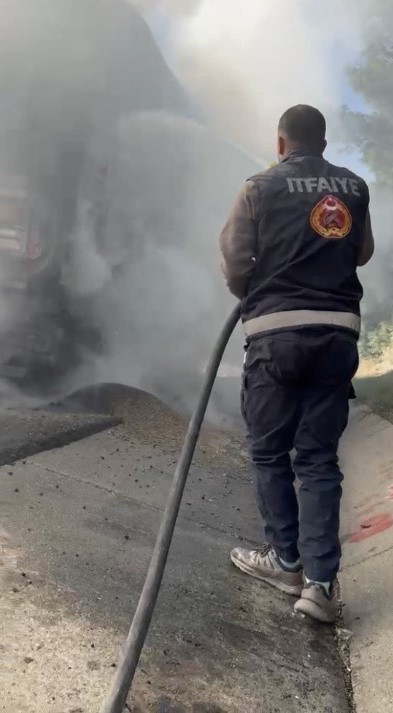 Osmaniye’de yem yüklü tır alev aldı, itfaiye ekipleri söndürdü