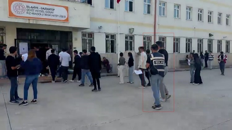Gaziantep’te kimliğini unutan adayı polis KPSS’ye yetiştirdi