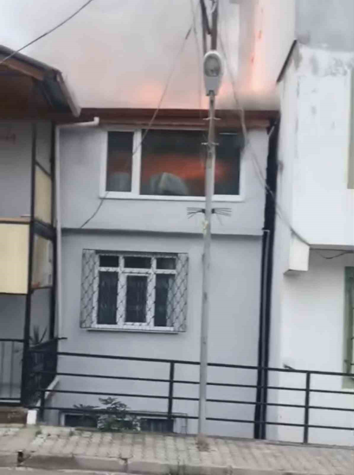Samsun’da ev yangını: Tüm eşyalarını kaybeden aile evsiz kaldı