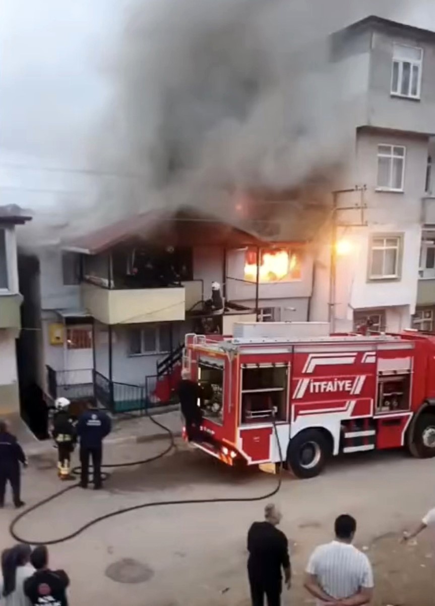 Samsun’da ev yangını: Tüm eşyalarını kaybeden aile evsiz kaldı