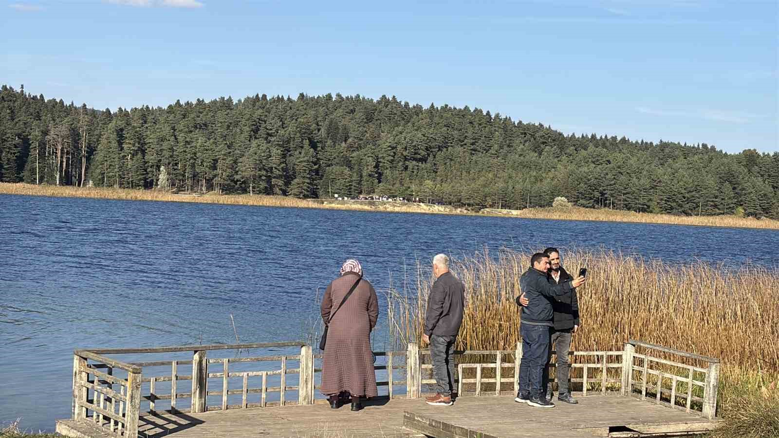 Abant’ta sonbahar güzelliği: Ziyaretçiler akın etti