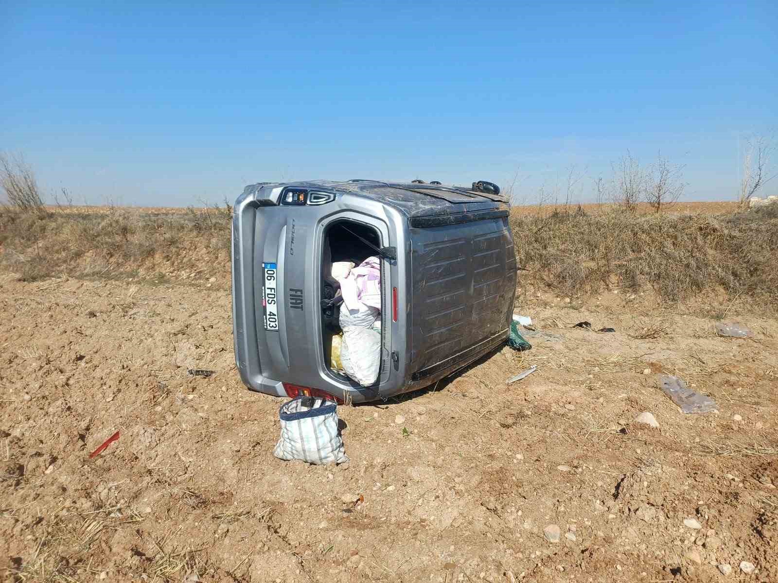 Çorum’da bariyerlere çarpan hafif ticari araç takla attı: 2 yaralı