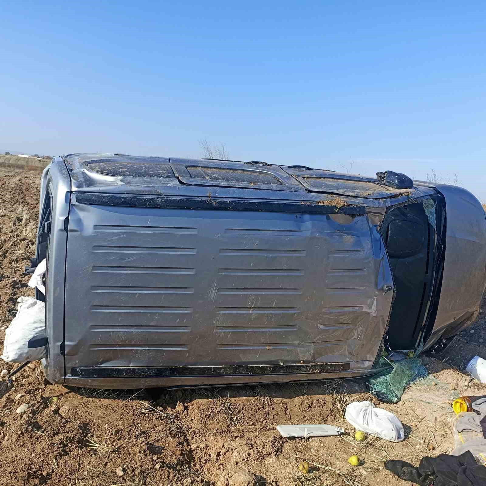 Çorum’da bariyerlere çarpan hafif ticari araç takla attı: 2 yaralı