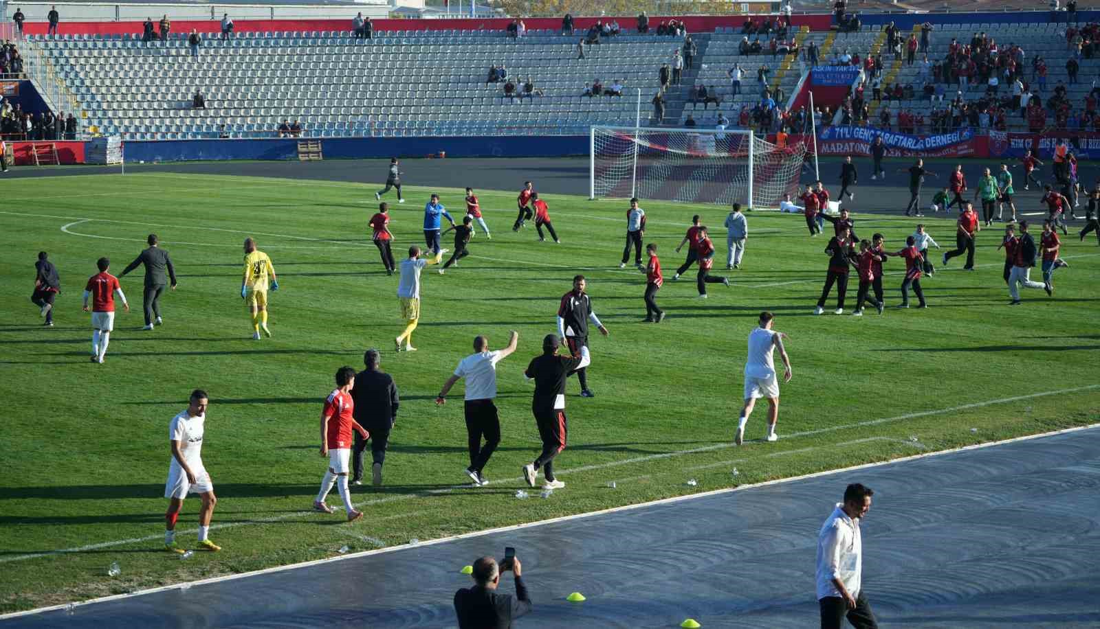 Son dakika golünde saha karıştı: Çocuk taraftarlar maç devam ederken futbolculara koştu