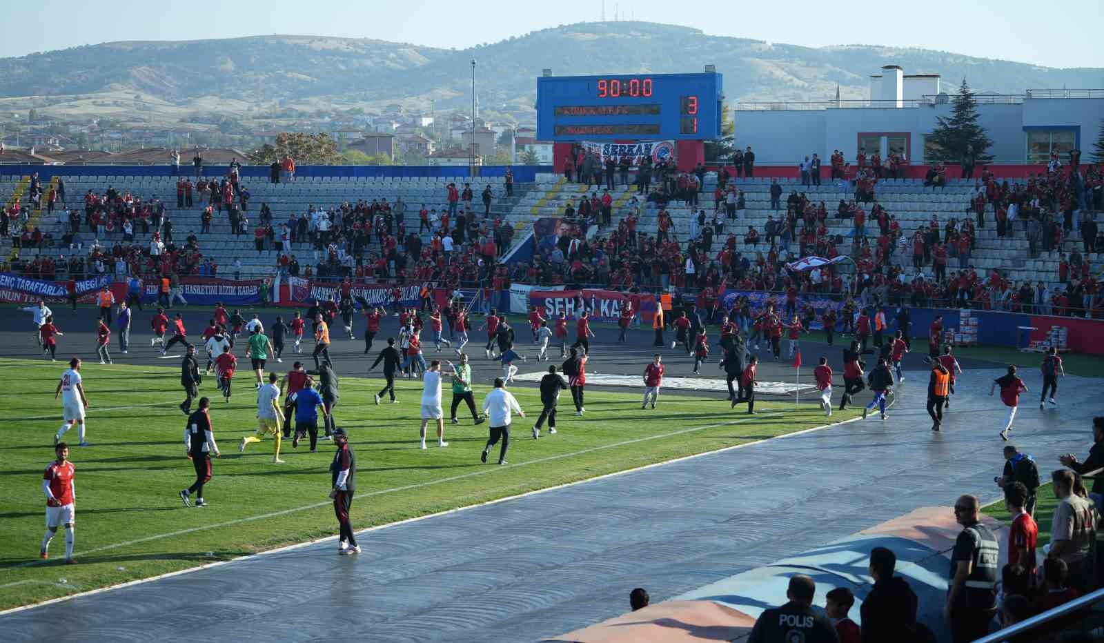 Son dakika golünde saha karıştı: Çocuk taraftarlar maç devam ederken futbolculara koştu