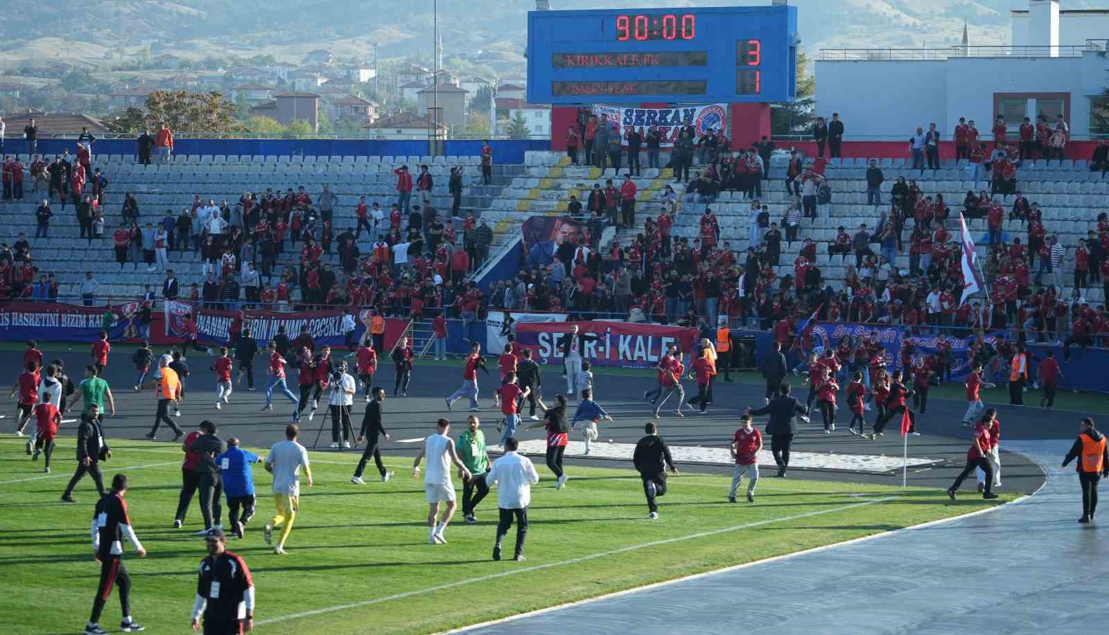 Son dakika golünde saha karıştı: Çocuk taraftarlar maç devam ederken futbolculara koştu