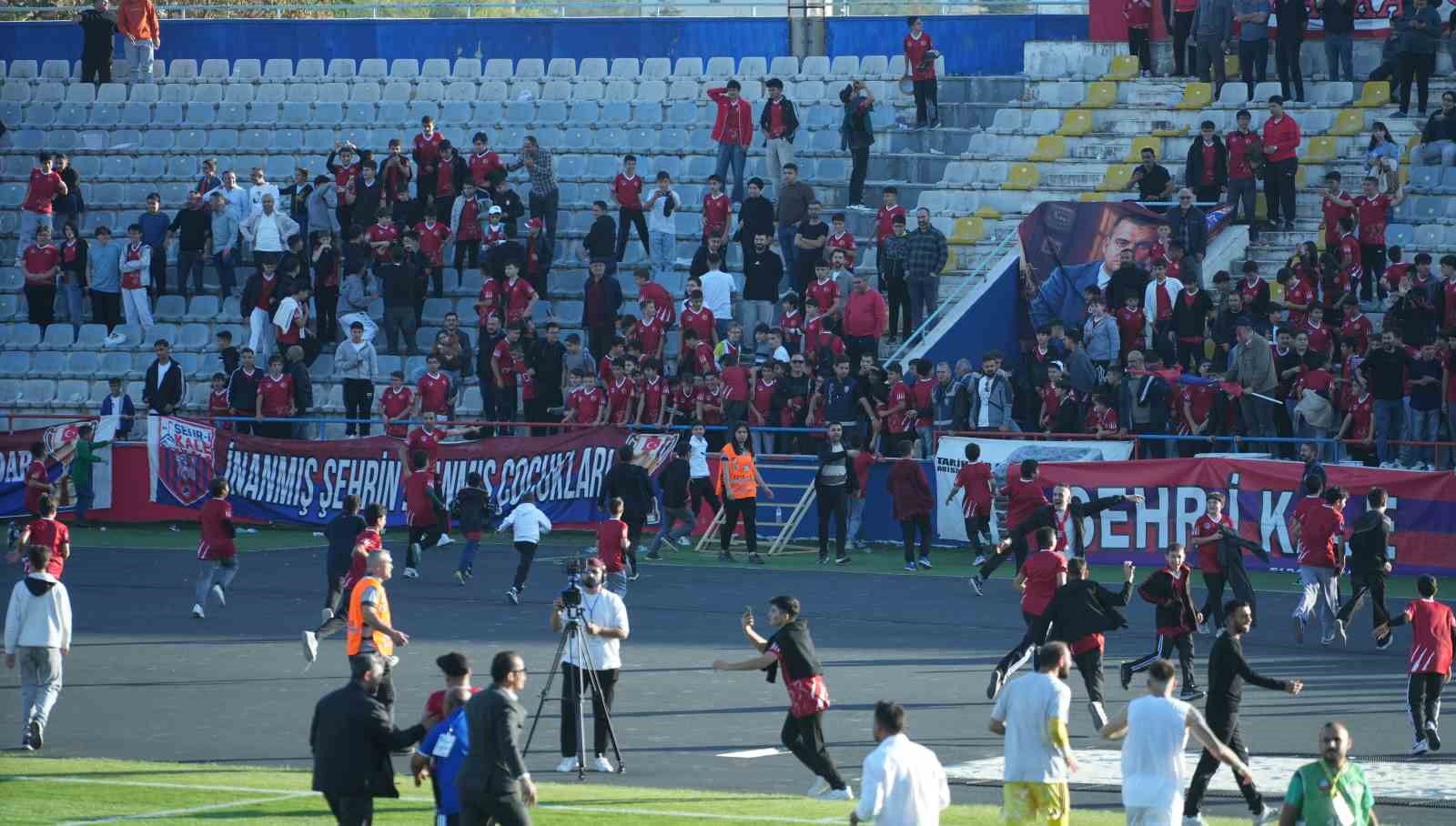 Son dakika golünde saha karıştı: Çocuk taraftarlar maç devam ederken futbolculara koştu