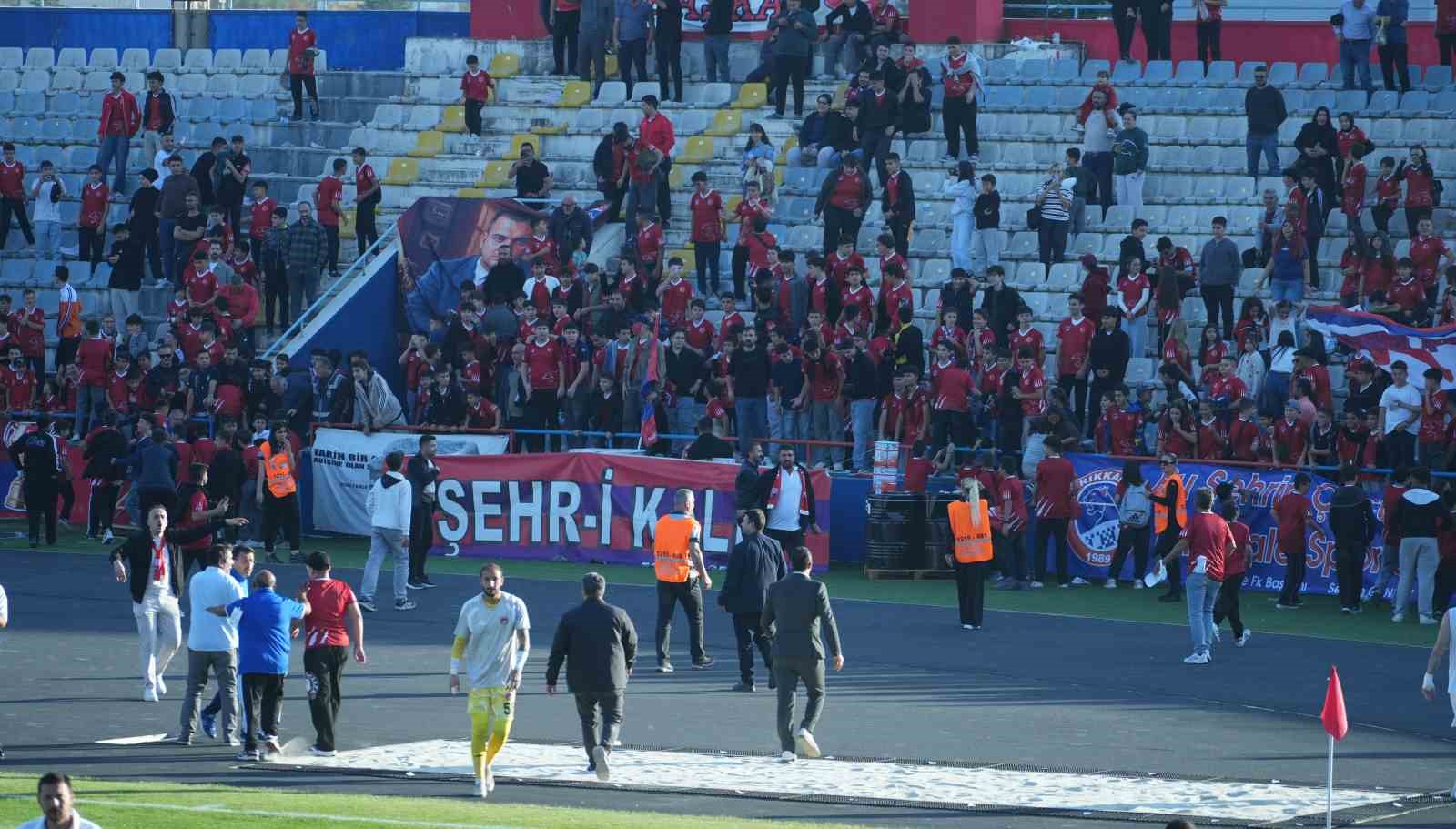 Son dakika golünde saha karıştı: Çocuk taraftarlar maç devam ederken futbolculara koştu