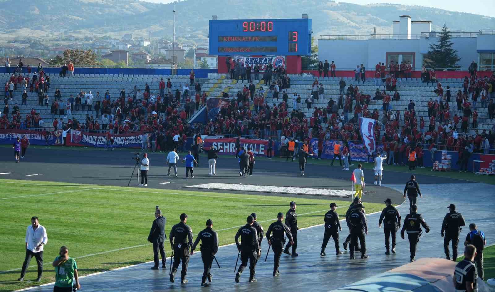 Son dakika golünde saha karıştı: Çocuk taraftarlar maç devam ederken futbolculara koştu