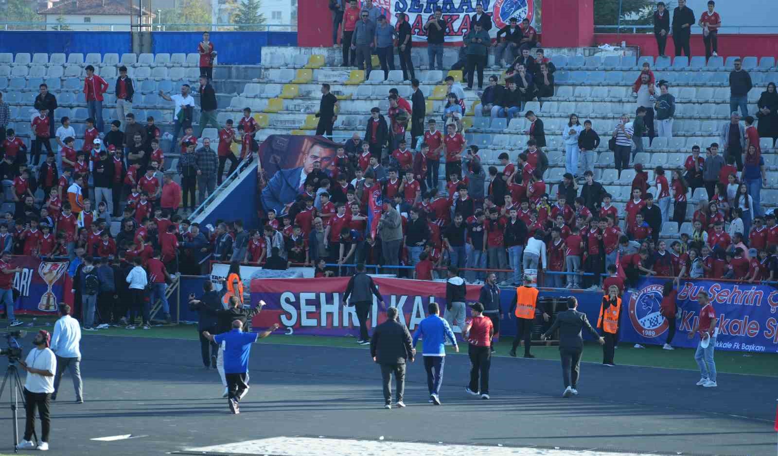 Son dakika golünde saha karıştı: Çocuk taraftarlar maç devam ederken futbolculara koştu